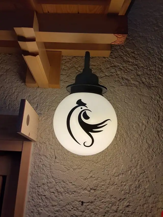 鶏の紋が入った店先の灯り