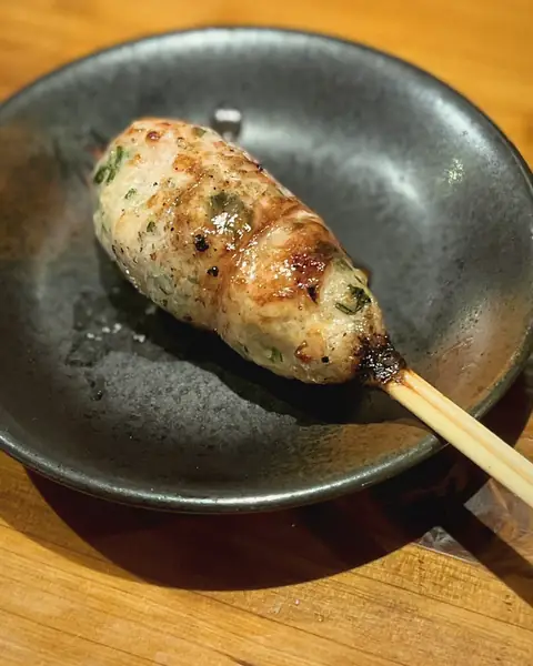 皿にのせた焼き上がりのつくね