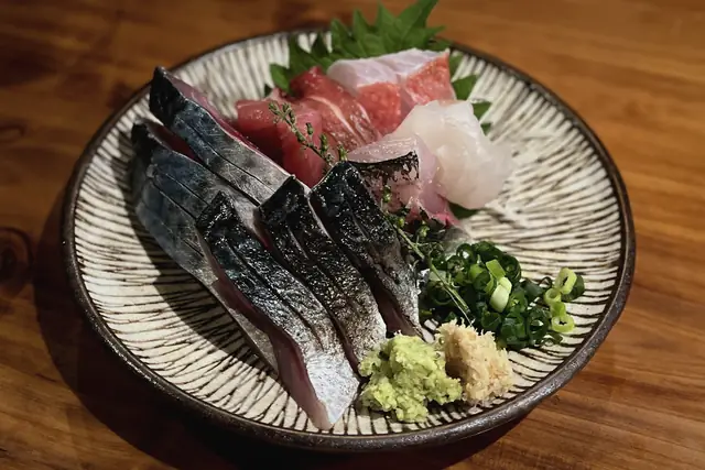 十草の皿の刺身の盛り合わせ