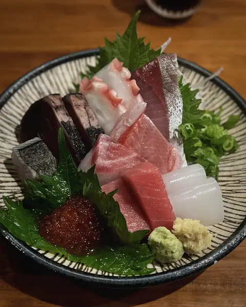 十草の皿の刺身の盛り合わせといくら