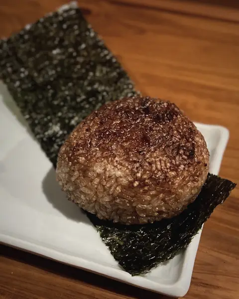 海苔を添えた焼きおにぎり