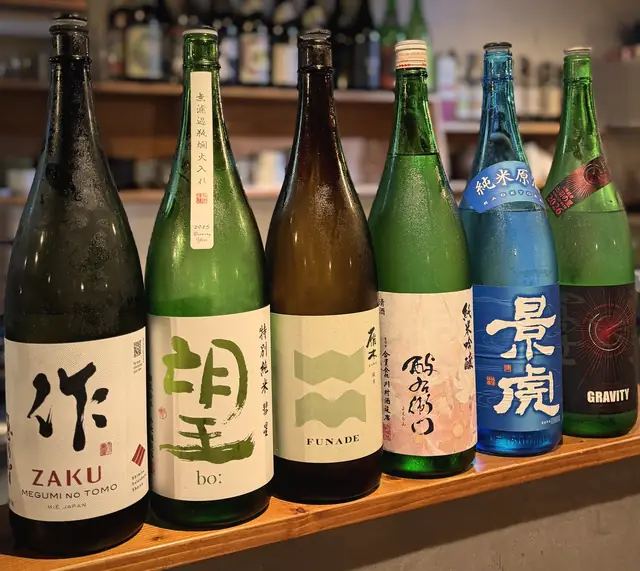 カウンターに並ぶ日本酒の一升瓶
